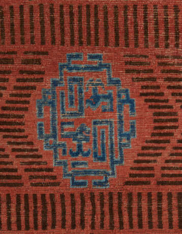 AN `RKO` MEDALLION KHOTAN RUG - Foto 2