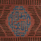 AN `RKO` MEDALLION KHOTAN RUG - Foto 2