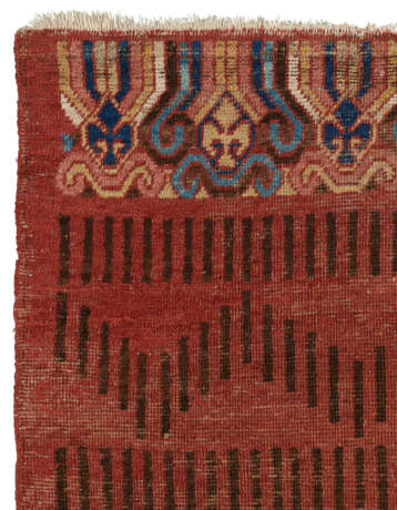 AN `RKO` MEDALLION KHOTAN RUG - photo 3