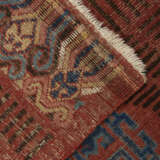 AN `RKO` MEDALLION KHOTAN RUG - Foto 5