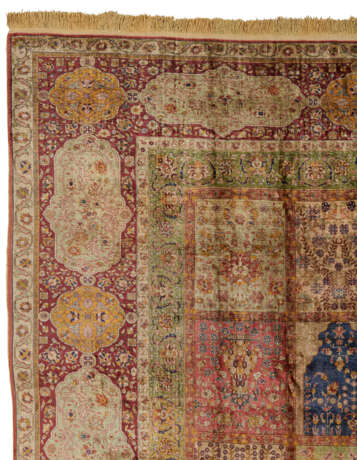 AN IMPRESSIVE LARGE SILK KOUM KAPI CARPET - Foto 4