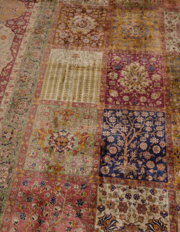 AN IMPRESSIVE LARGE SILK KOUM KAPI CARPET - фото 6