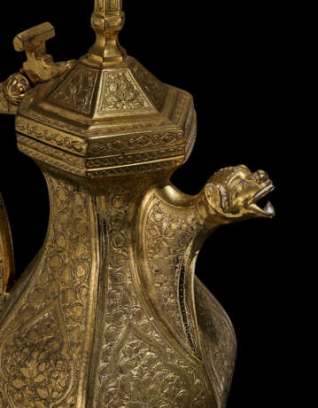 A GOTHIC SILVER-INLAID BRONZE EWER WITH MAMLUK DECORATION - Foto 1