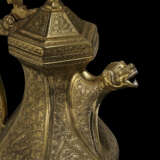 A GOTHIC SILVER-INLAID BRONZE EWER WITH MAMLUK DECORATION - Foto 1