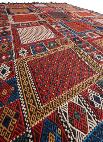 AN EMBROIDERED VERNEH RUG - Foto 3