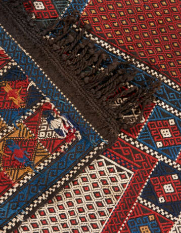 AN EMBROIDERED VERNEH RUG - Foto 4