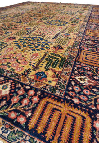 A BAKHTIARI CARPET - photo 5