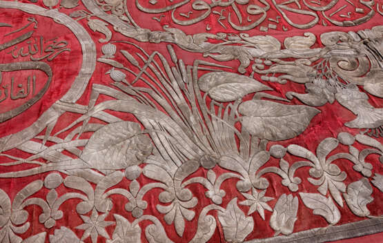 AN OTTOMAN METAL-THREAD EMBROIDERED CALLIGRAPHIC PANEL - Foto 4