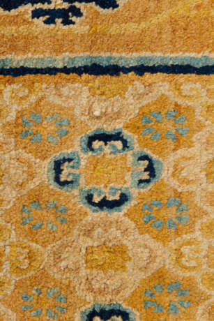 AN IMPERIAL CHINESE CARPET BORDER FRAGMENT - фото 3