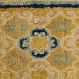 AN IMPERIAL CHINESE CARPET BORDER FRAGMENT - фото 3
