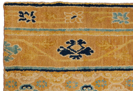 AN IMPERIAL CHINESE CARPET BORDER FRAGMENT - фото 4