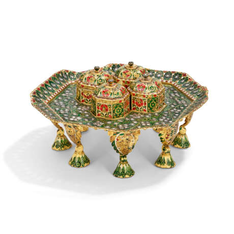 AN ENAMELLED AND DIAMOND-SET PANDAN TRAY AND BOXES - фото 1