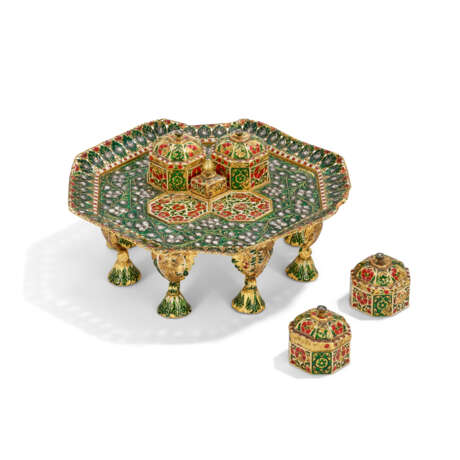 AN ENAMELLED AND DIAMOND-SET PANDAN TRAY AND BOXES - Foto 6