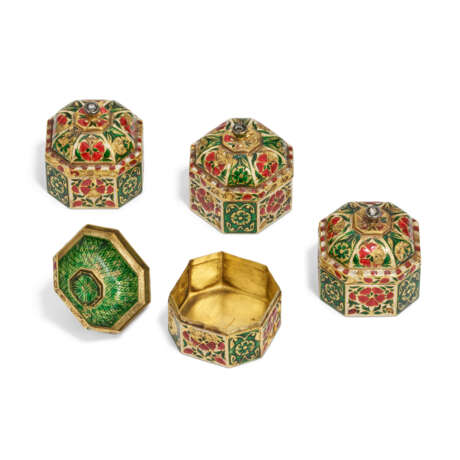 AN ENAMELLED AND DIAMOND-SET PANDAN TRAY AND BOXES - Foto 8