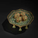AN ENAMELLED AND DIAMOND-SET PANDAN TRAY AND BOXES - Foto 9