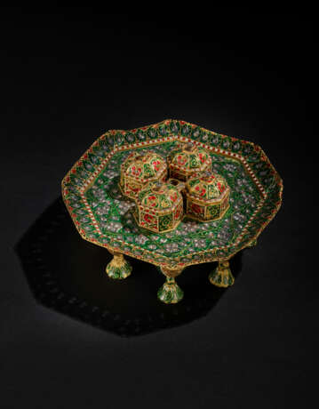 AN ENAMELLED AND DIAMOND-SET PANDAN TRAY AND BOXES - фото 9