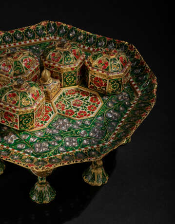 AN ENAMELLED AND DIAMOND-SET PANDAN TRAY AND BOXES - фото 10