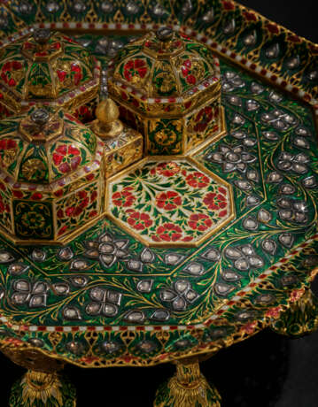 AN ENAMELLED AND DIAMOND-SET PANDAN TRAY AND BOXES - фото 11