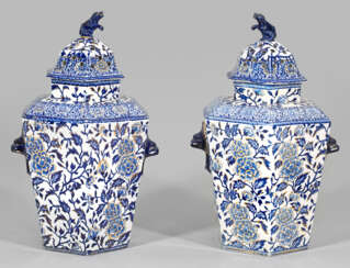Paar große Potpourri-Vasen mit Deckel