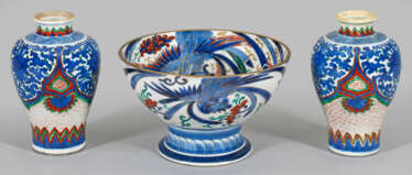Zwei Wucai-Vasen und eine Schale aus der Ming-Zeit