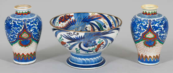 Zwei Wucai-Vasen und eine Schale aus der Ming-Zeit - фото 1