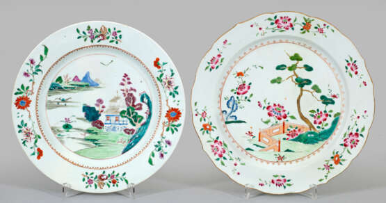 Zwei große Famille-rose Platten mit Landschaftsdekoren - фото 1