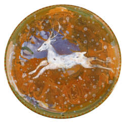 Große Studiokeramik-Platte mit einem weißen Hirsch
