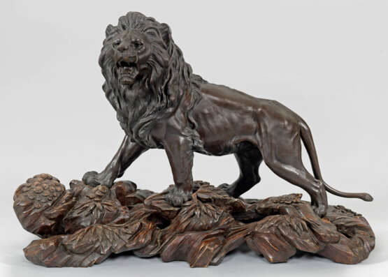 Monumentale japanische Bronzefigur eines Löwen - photo 1