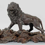 Monumentale japanische Bronzefigur eines Löwen - photo 1