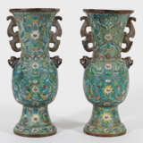 Paar große Cloisonné-Balustervasen im archaischen Stil - photo 1