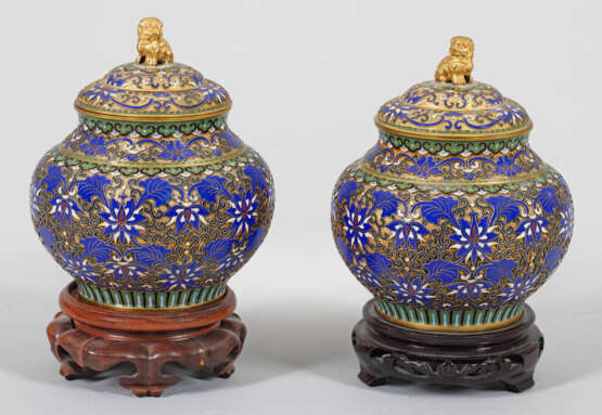 Paar Cloisonné-Deckelvasen mit Lotusdekor - photo 1