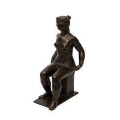 NUSS, FRITZ (Göppingen 1907-1999 Strümpfelbach), "Sitzende junge Frau im Hemdchen", Bronze,