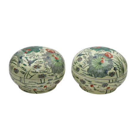 Paar große, runde Deckeldosen aus Steinzeug. CHINA, 20. Jahrhundert - photo 1
