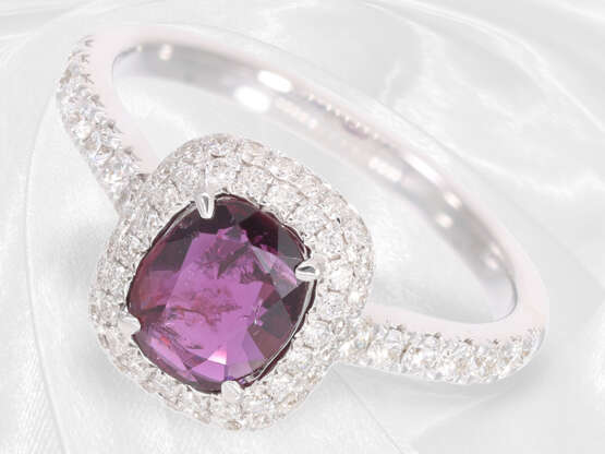 Ring: eleganter, weißgoldener Goldschmiedering mit weißen Brillanten und einem pinken Saphir - фото 1