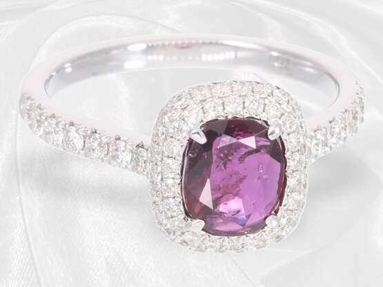 Ring: eleganter, weißgoldener Goldschmiedering mit weißen Brillanten und einem pinken Saphir - фото 2