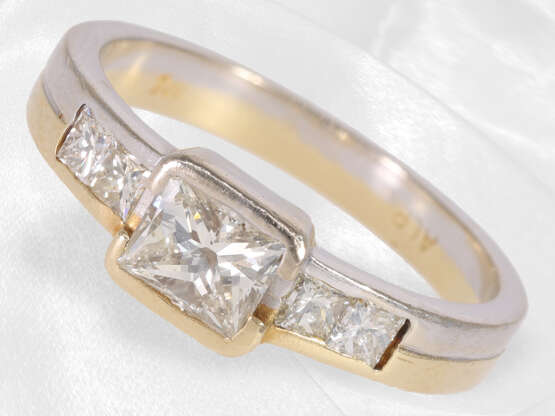 Ring: dekorativer und handgefertigter Bicolor-Diamantring, insg. ca. 0,88ct - фото 1