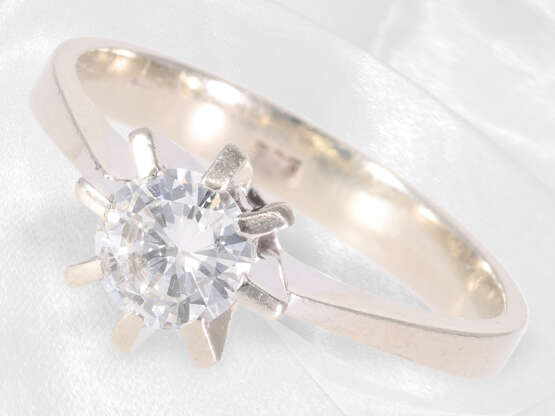 Ring: weißgoldener, hochwertiger Solitär/Brillantring, Brillant von sehr guter Qualität, Lupenrein/Wesselton, 60er-Jahre - Foto 2