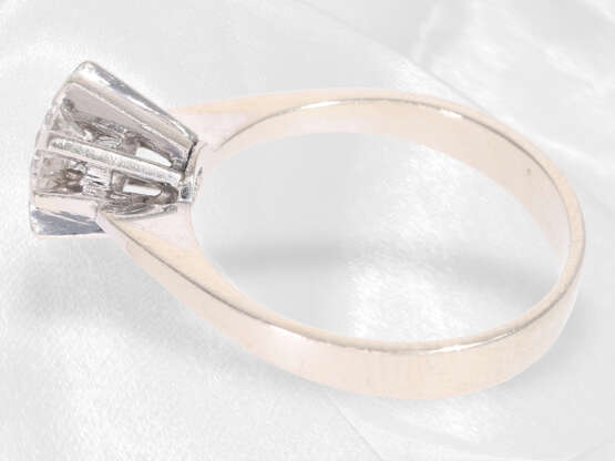 Ring: weißgoldener, hochwertiger Solitär/Brillantring, Brillant von sehr guter Qualität, Lupenrein/Wesselton, 60er-Jahre - Foto 4