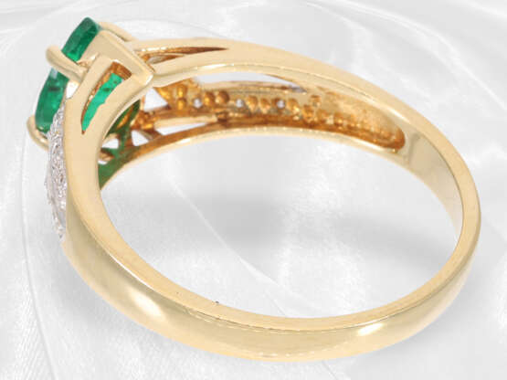 Ring: goldener vintage Smaragd/Brillant-Goldschmiedering, ca. 1,14ct - Foto 4
