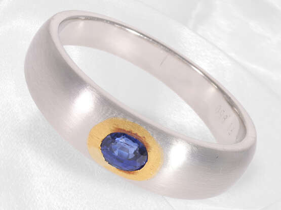 Ring: moderner und massiver Saphir/Bandring aus Platin, Edition 1, ca. 0,49ct - photo 1