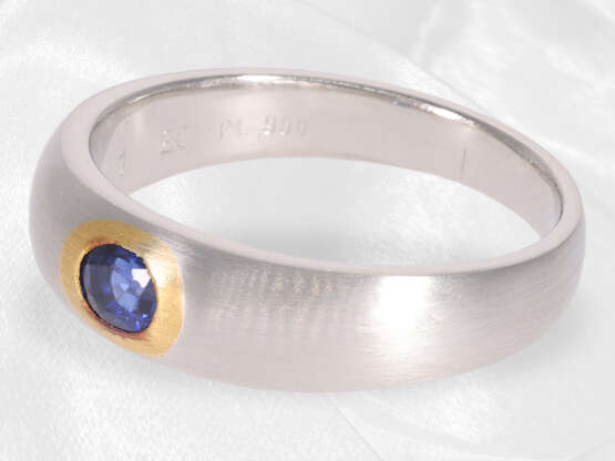 Ring: moderner und massiver Saphir/Bandring aus Platin, Edition 1, ca. 0,49ct - photo 2