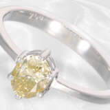 Ring: feiner Goldschmiedering mit ovalem Diamanten von ca. 0,8ct, Fancy Yellow - фото 1