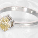 Ring: feiner Goldschmiedering mit ovalem Diamanten von ca. 0,8ct, Fancy Yellow - фото 4
