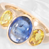 Ring: geschmackvoller und massiver Goldschmiedering mit feinem Saphirbesatz, ca. 4,5ct - фото 1