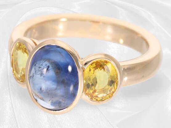 Ring: geschmackvoller und massiver Goldschmiedering mit feinem Saphirbesatz, ca. 4,5ct - photo 2
