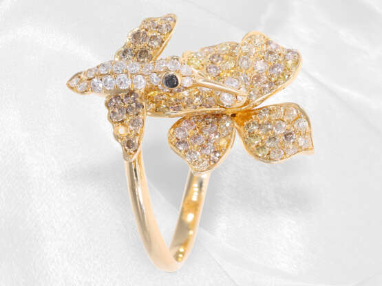 Ring: sehr dekorativer Goldschmiedering "Kolibri und Blüte", hochfeiner Brillantbesatz von insg. 2,26ct - Foto 1