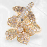 Ring: sehr dekorativer Goldschmiedering "Kolibri und Blüte", hochfeiner Brillantbesatz von insg. 2,26ct - photo 3