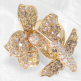 Ring: sehr dekorativer Goldschmiedering "Kolibri und Blüte", hochfeiner Brillantbesatz von insg. 2,26ct - фото 4