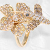 Ring: sehr dekorativer Goldschmiedering "Kolibri und Blüte", hochfeiner Brillantbesatz von insg. 2,26ct - фото 5