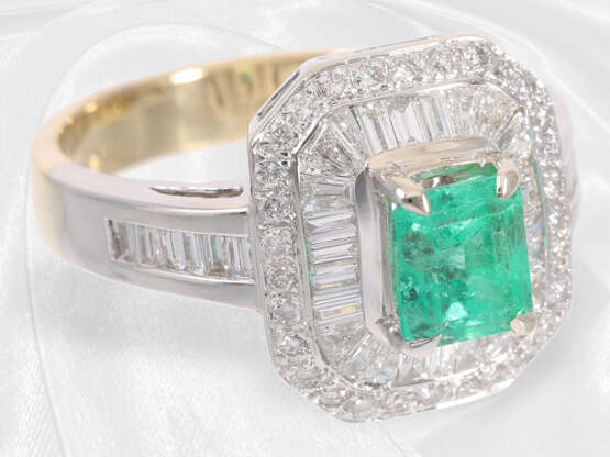 Ring: wertvoller, sehr dekorativer und moderner Smaragd/Diamant-Damenring, Handarbeit, ca.1,6ct Diamanten - фото 3
